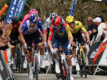 Ubežnik Alex Aranburu zdržal, Paul Seixas vzel Primožu Rogliču še 20 sekund