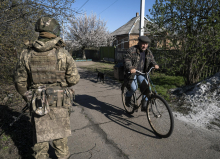 Novi napadi: V Ukrajini ubita dva, v Rusiji en človek. Državi sta izmenjali trupla vojakov.