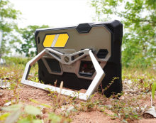 Tablica z vgrajenim projektorjem in ogromno baterijo