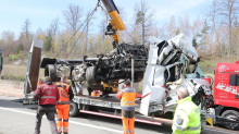 Umleitung: Schwerlasttransport auf A9 - Frau stirbt bei Unfall