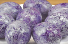 OTKRIVAMO TRIK ZA SAVRŠENO ŠARENA USKRŠNJA JAJA: Trebaju vam samo dve boje i malo ulja!