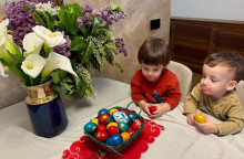 Ministarka Stamenkovski objavila divnu fotografiju: Sa sinovima Strahinjom i Vukašinom šarala vaskršnja jaja - Uzbuđenje bilo veliko, pa su mnoga razbijena