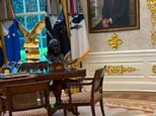 Trump adds a brand-new golden detail to the Oval Office