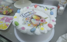 Običaj koji godinama opstaje u Leskovcu: Kumovima za Uskrs na poklon - torta
