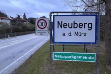 Neuberg an der Mürz: 70-Jährige war nach Kollision mit Lkw im Auto eingeklemmt