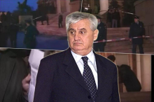 SAMOUBISTVO ISPRED SKUPŠTINE SRBIJE: Bivši ministar predao TRI KOVERTE prijatelju, zagrlio ga, zaplakao, pa POVUKAO OKIDAČ na današnji dan pre 24 godine