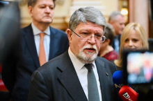 PICULA KAŽNJAVA GRAĐANE SRBIJE ZATO ŠTO PODRŽAVAJU VUČIĆA! Za Uskrs nam želi da ostanemo bez EU fondova - Kod takvog čoveka blokaderi TRČE NA DIJALOG