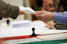 Madžari glasujejo na prelomnih volitvah, ki jih pozorno spremlja tudi tujina