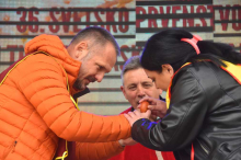 Ivana slavila na Svetskom prvenstvu u tucanju jajima u Mokrinu! Pobednica nosi kući 100.000 dinara: Kada tata bira – nema greške (FOTO)