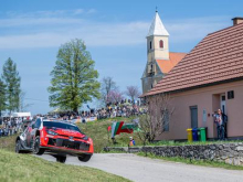 Več 10 tisoč navijačev, Neuville po napaki na zadnjem brzincu zmago poklonil Katsuti