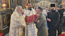 MOJSILOVIĆ NA VASKRŠNJOJ LITURGIJI U SABORNOJ CRKVI: Načelnik Generalštaba Vojske Srbije poslao poruku mira, vere i očuvanja duhovnih vrednosti (FOTO)