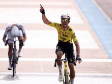 Tadej Pogačar ostal brez zmage na Pariz–Roubaixu, v dramatičnem šprintu slavil Wout van Aert