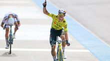 Radsport: Van Aert siegt vor Pogačar im Radrennen Paris-Roubaix