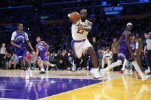 Lakersi, upajoč na vrnitev Dončića in Reavsa, v prvem krogu končnice s Houstonom