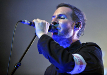 Pevec skupine Massive Attack med aretiranimi na protestu v podporo skupini Palestine Action