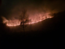BUKTE ŠUMSKI POŽARI KOD BIJELOG POLJA: Vatra pretila da zahvati i objekte, vatrogasci-spasioci u borbi sa stihijom! Od srede na terenu i mobilni tim (FOTO)