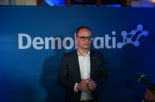 Članstvo Demokratov podprlo vodstvo pri nadaljnjih pogajanjih o vstopu v koalicijo