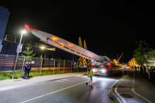 Iz Luke Koper so proti Avstriji organizirali izredni prevoz 87-metrskih elis za vetrnice