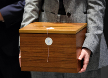 Na glasovanju za predsednika DZ-ja del glasovnic označenih. Svoboda: Nedopusten pritisk.