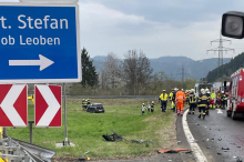 Schwerer Verkehrsunfall: Schwer verletzte Person wurde mit Rettungshubschrauber C17 ins Spital geflogen