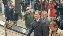 Nikola Selaković stigao na ročište: Šaka blokadera nije mogla da nadjača podršku ministru (FOTO/VIDEO)