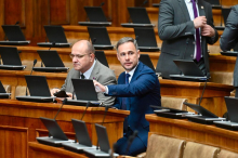 TRAŽE PAD VLADE A NE MOGU NI NA POSAO DA DOĐU! Gde je 'isparilo' 15 poslanika opozicije?! Zahtevali sednicu i nestali - PA KAKO BI DRŽAVU VODILI?!