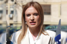 Ministarka Đurđević Stamenkovski darivana maketom Blagoja Jovovića: Prenos posmrtnih ostataka je dug prema njemu i njegovoj porodici