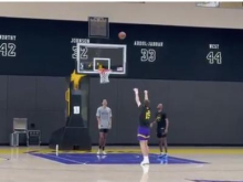 Austin Reaves, ki okreva po poškodbi, obul športne copate in metal na koš #video