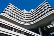 ZAPALILA CIGARETU POD KISEONIKOM PA SPRŽILA SEBI LICE Šok-noć u Beogradu, pune ruke posla za lekare dežurne VMA: Dečaka (16) pretukli i slomili mu vilicu