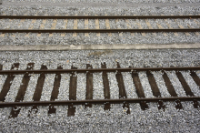 V trčenju potniškega vlaka in tovornjaka na Slovaškem ena žrtev in več ranjenih