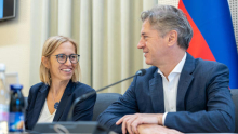 Golobova vlada zdaj, ko odhaja, varčuje v zdravstvu