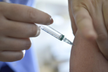 Pediatri opažajo vse več nenavadnih cepilnih zaznamkov