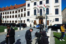 Magyar seli sedež kabineta predsednika vlade. Novinarji MTI-ja zahtevajo uredniško neodvisnost.