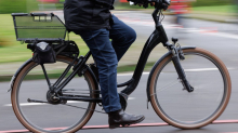 Fahrradunfall: Radfahrer stoßen zusammen: 82-Jähriger schwer verletzt