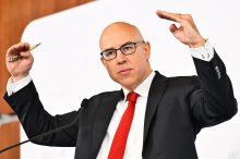 Höhere Kosten: Ökonom Felbermayr warnt: „Preise für Flugtickets werden stark steigen“