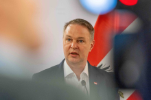 Wegen Spritpreisbremse: „Muss sich an Gesetze halten“: Vizekanzler Babler kritisiert die OMV
