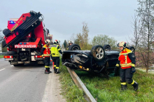 In Krieglach: Pkw blieb nach Kollision und mehrfachem Überschlag am Dach liegen