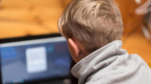 Internet: i minori molto esposti ai rischi online, l'educazione digitale è fondamentale