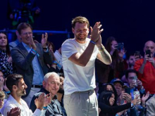 Luka Dončić se je po zdravljenju v Evropi z očetom vrnil v Los Angeles tik pred začetkom končnice