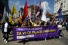 V Zagrebu na množičnem protestu zahtevali višje plače in opozarjali na korupcijo