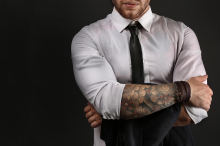 Tattoos im Beruf: Muss ich meine Tätowierungen im Job immer verdecken?