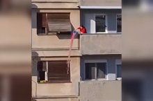 Skandal u centru Trstenika: Žena s terase prosula smradnu tečnost na ulicu - snimak zapalio mreže, kazne su paprene