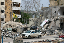 Izrael nadaljuje napade in rušenje domov v Libanonu. Vodja Hezbolaha napovedal odziv.