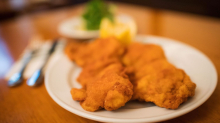 Nachbarschaftsstreit: Mann schlägt Nachbarn, weil er zu laut sein Schnitzel klopft