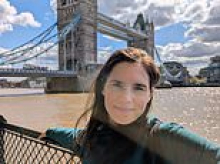 Amanda Knox accused of 'cashing in on Meredith Kercher's memory' as she poses for selfies at Tower Bridge - while publicising documentary a stone's throw away from where murder victim was raised