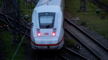 Gewalttat im Zug: Mann greift Zugbegleiter im ICE an und zeigt Hitlergruß