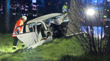 Auto prallt gegen Baum: 16-Jähriger stirbt bei Unfall - vier weitere Verletzte