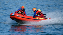Warnsignale ignoriert: Bei Starkwind-Warnung - Segler kentert auf Chiemsee