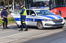 SAOBRAĆAJKA NA BRANKOVOM MOSTU Motociklista leži na putu, policija i Hitna pomoć na licu mesta