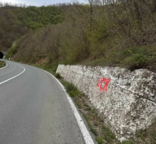 NOVE PROVOKACIJE UZNEMIRILE SRBE NA KiM: Ispisan grafit UČK na putu ka jezeru Gazivode